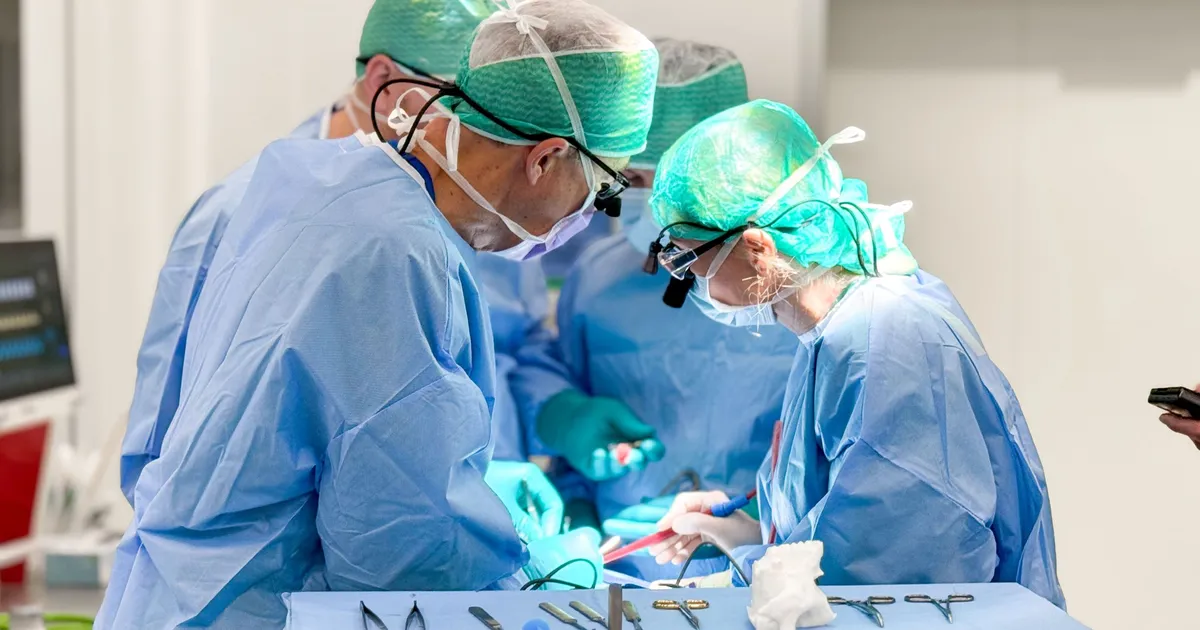 Kliinikumi kirurgid paigaldasid Eestis esimest korda patsiendile 3D-prinditud lõualuu implantaadi