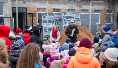 GALERII ⟩ Lüllemäe kooli põrandast välja tulnud ajakapsel leidis taas tee nurgakivisse