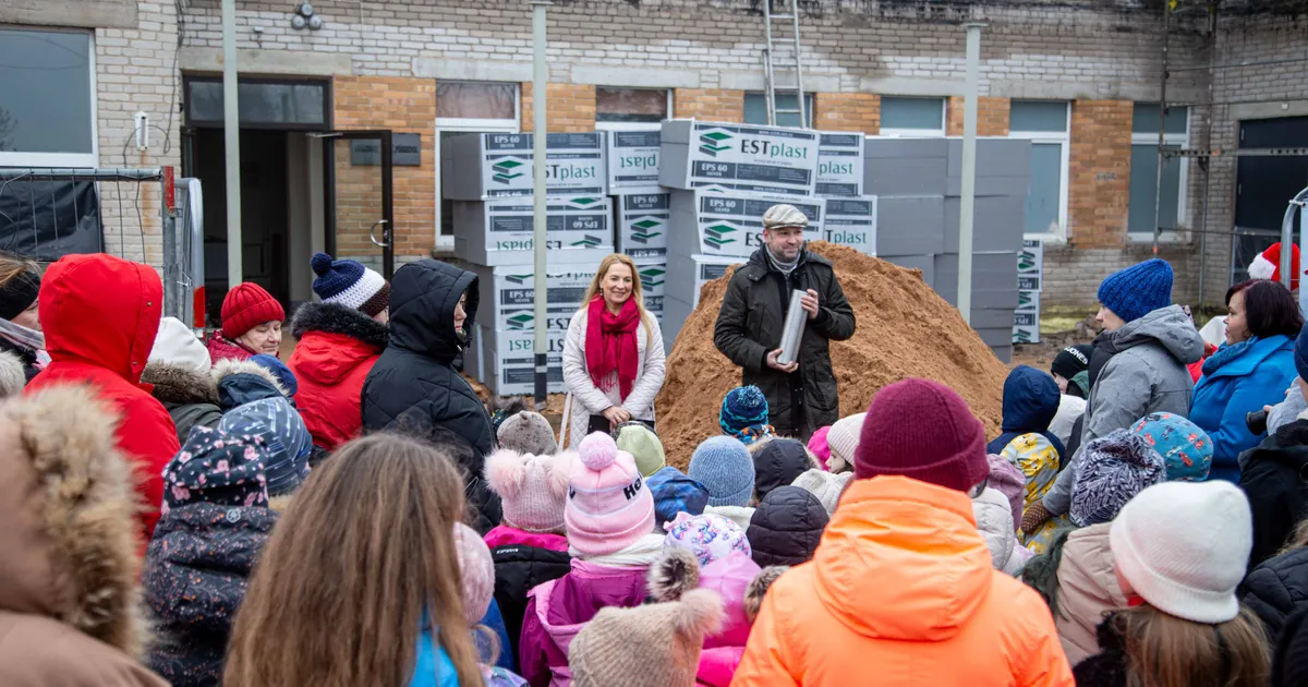 GALERII ⟩ Lüllemäe kooli põrandast välja tulnud ajakapsel leidis taas tee nurgakivisse