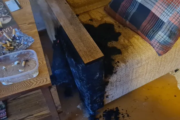 Hooletu suitsetamise tagajärjel süttinud tugitool.