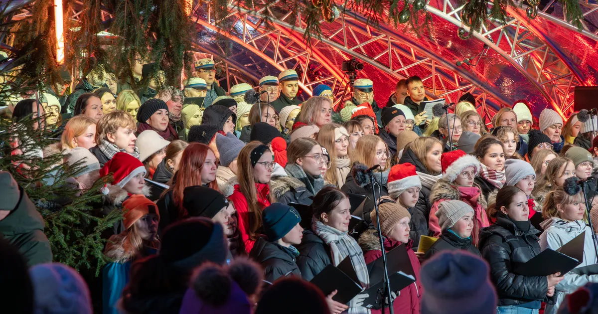 GALERII ⟩ Pärnumaa esimesel jõululaulupeol astus Iseseisvuse väljaku laulukaare alla 300 esinejat