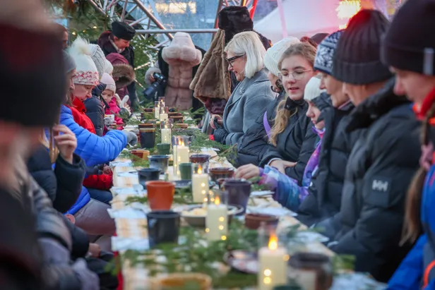 Toomapäeva etendusel astusid Pärnus Iseseisvuse väljakul üles Kajaka tantsijad ja tuleteater Zerkala. Rahvas kutsuti pidulauda.