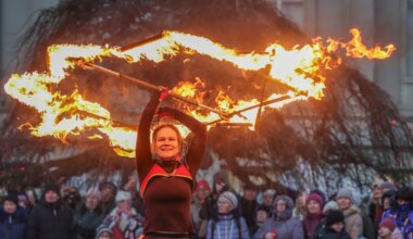 GALERII ⟩ Toomapäeva etendusel kutsuti rahvas lauda ja keerutati õhus tulesädemeid