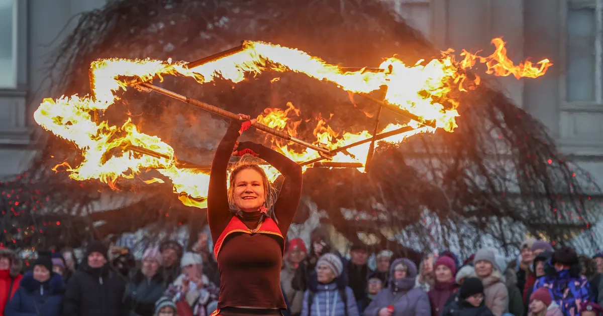 GALERII ⟩ Toomapäeva etendusel kutsuti rahvas lauda ja keerutati õhus tulesädemeid
