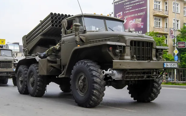 Grad MLRS Ural-375 veokil.