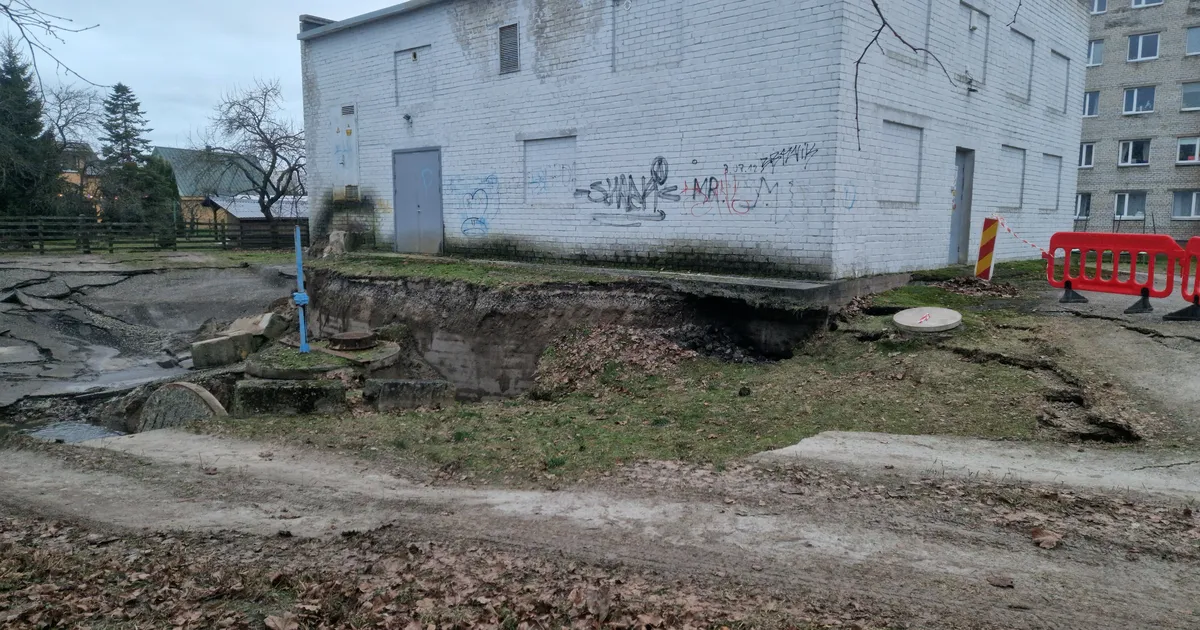 GALERII ⟩ Reoveepumpla rike põhjustas Pärnus varingu