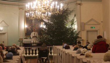 PILDIVALIK ⟩ Võru Katariina kirik täitus jõuluõhtul laulu ja jumalasõnaga