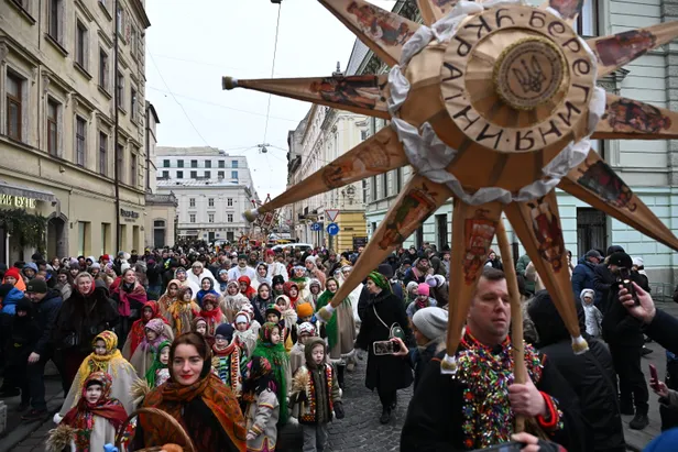 Jõululaupäeva rongkäik Lvivis.