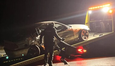 GALERII, VIDEOD ⟩ Vastu tulnud autole otsa põrutanud roolijoodik põgenes