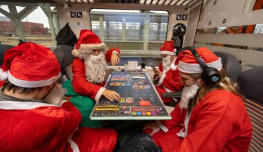 Neli jõuluvanaks riietunud sõpra veedavad jõulupüha rongis lauamängu mängides - Tartu Postimees