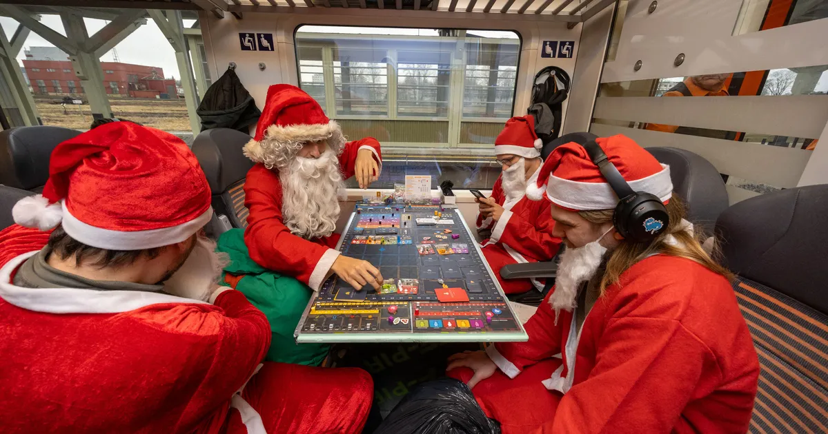Neli jõuluvanaks riietunud sõpra veedavad jõulupüha rongis lauamängu mängides - Tartu Postimees