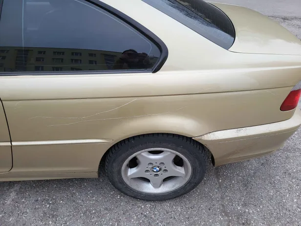 Parklas seistes kriimustada saanud auto.