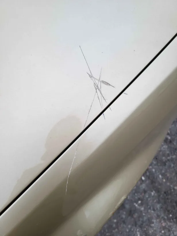 Keegi kahjustas parklas seisnud autot.