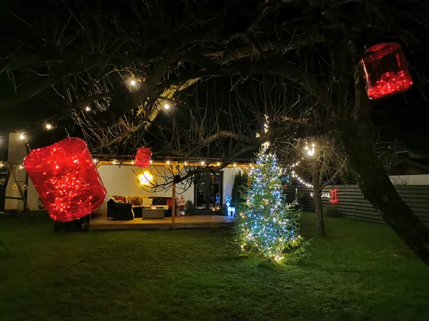 Kilksama külas Tulbiaia 5 kinnistul kasutati vahva lahendusena ära purgid, mis puude külge riputatuna ja valgustusega lõid hoovi särama.