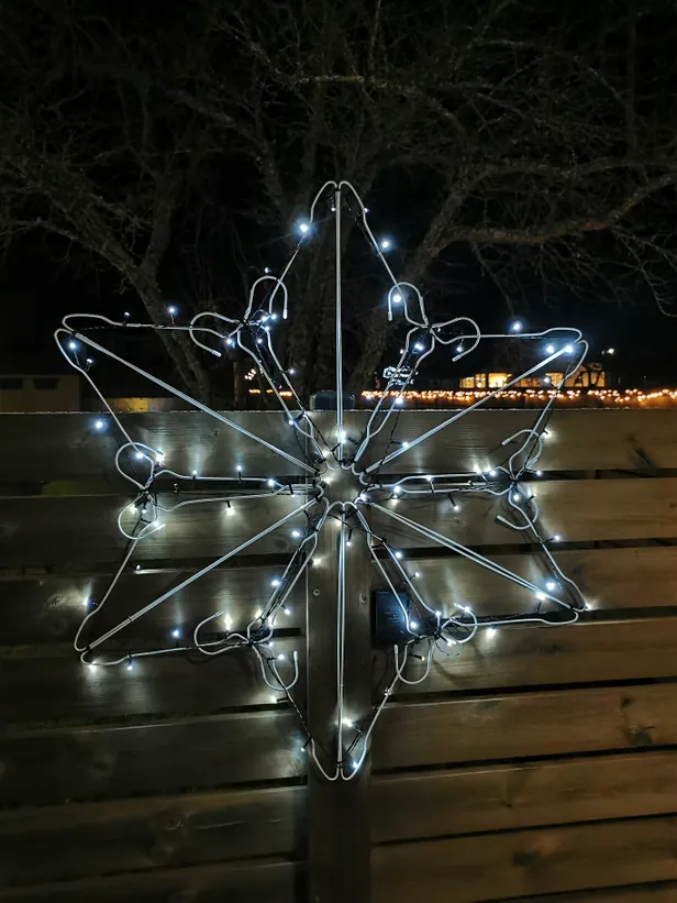 Kilksama Tulbiõie tee 5/7 kinnistud, kus lumehelveste valmistamiseks kasutati vanu traadist riidepuid.