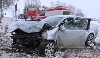 Viljandi vallas sõitis auto vastu puud - Sakala