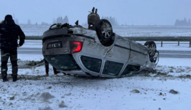 FOTO ⟩ Tallinn-Narva maanteel sõitis auto teelt välja ja rullus katusele