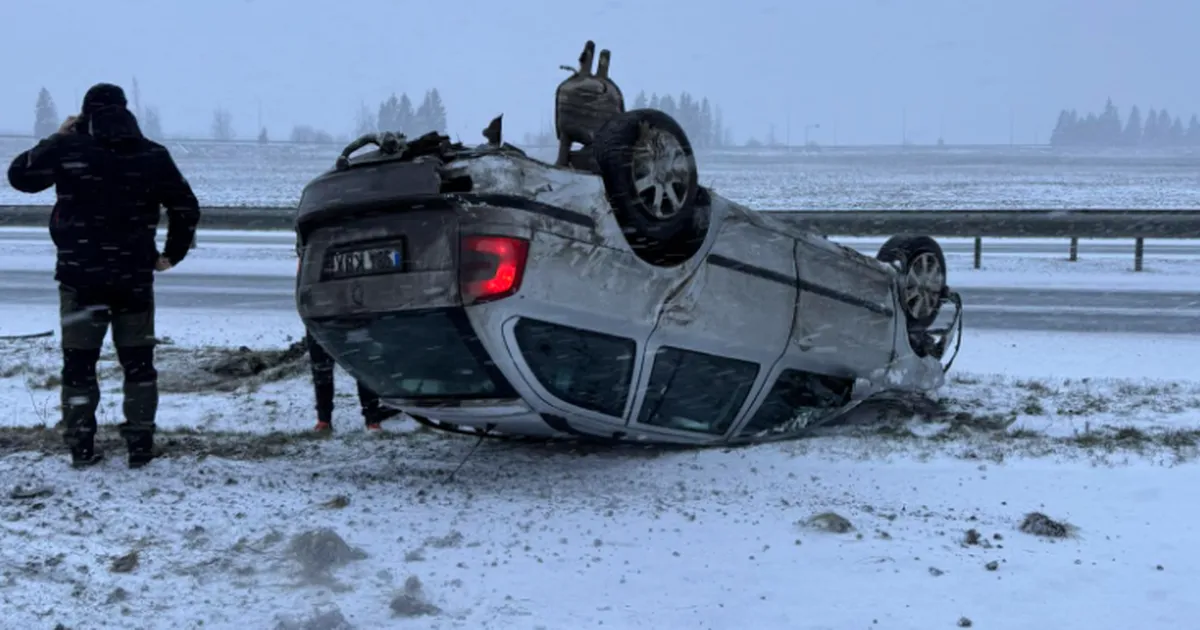 FOTO ⟩ Tallinn-Narva maanteel sõitis auto teelt välja ja rullus katusele