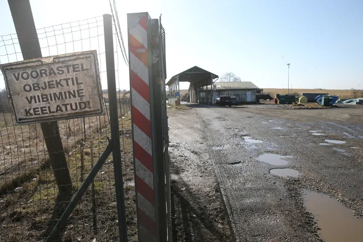 Ehkki jäätmejaama territooriumil on võõrastel keelatud viibida, ignoreerisid jõululaupäeval seda silti kaks meest. Foto on illustreeriv.