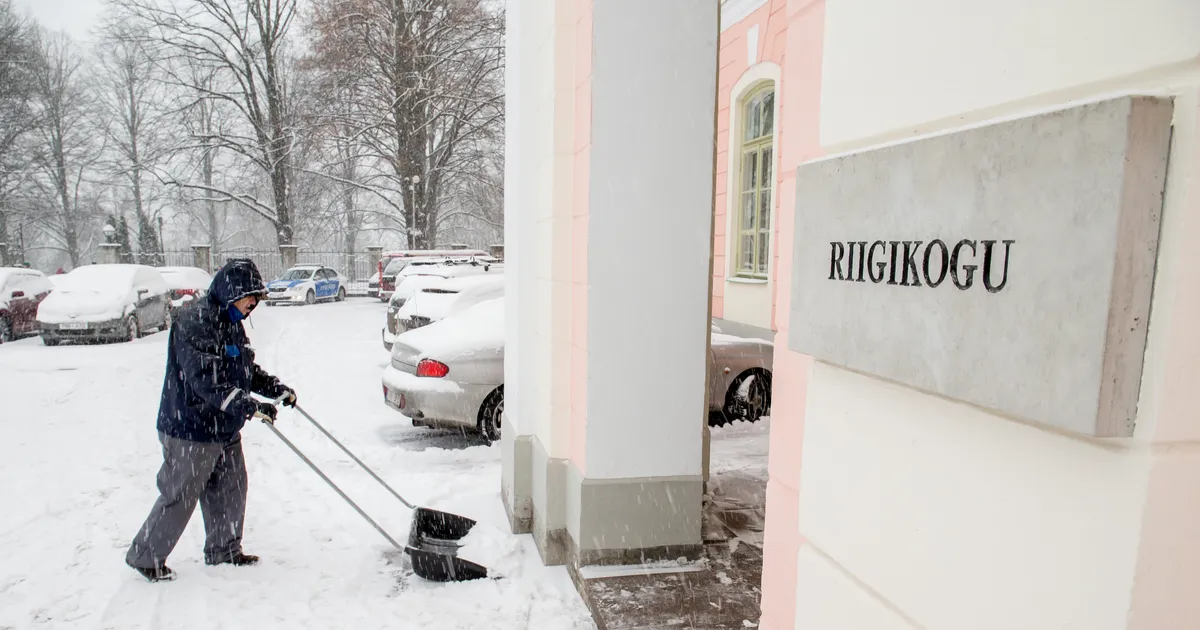 Riigikogu valvur tabas teolt Toompea lossile Z-tähe sodinud mehe - Postimees