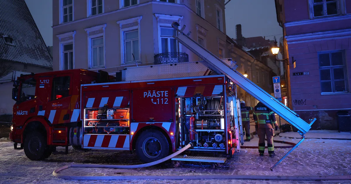 FOTOD ⟩ Tallinna vanalinnas põleb lahtise leegiga restorani katus - Postimees
