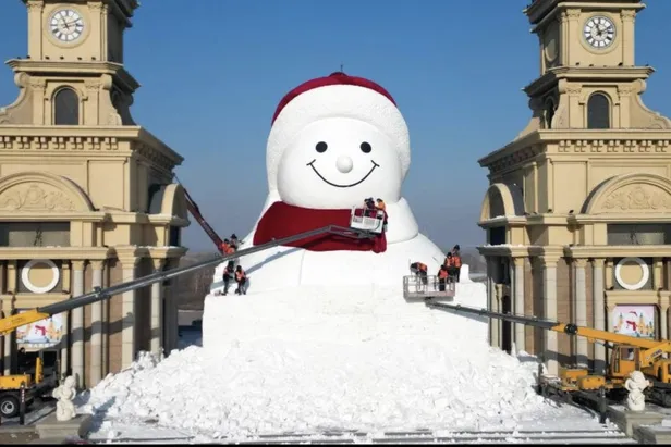 Ligi 19 meetri kõrgune ja 11 meetrit lai skulptuur on tõeline vaatamisväärsus. Selle rajamiseks kulus umbes 3500 kuupmeetrit lund ning 11 päeva väldanud loomisprotsessis osales 64 skulptorit ja üle 100 ehitustöölise.