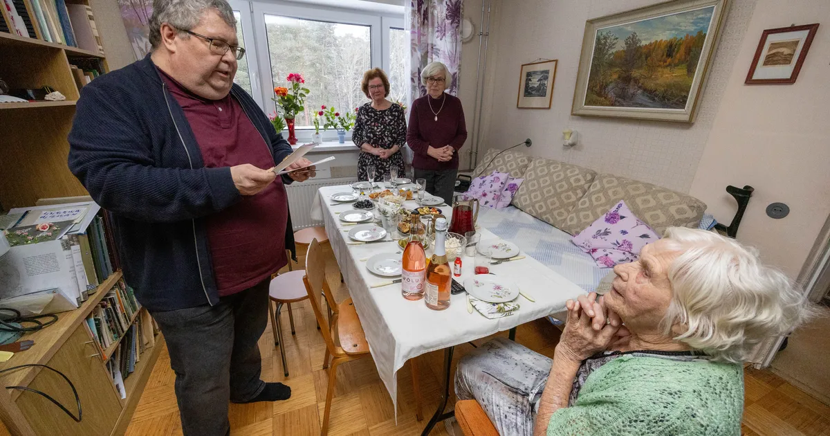 VIDEO ⟩ Kambja kooli õpetaja Endla Langeli 106. sünnipäeva peolised lahendasid vanarahva mõistatusi