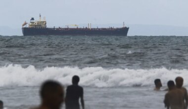 Atlandi ookeanil USA vägede eest pagev tanker püüab end kaitsta Vene lipuga