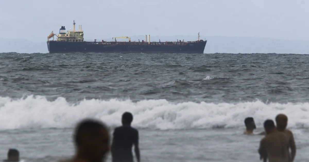 Atlandi ookeanil USA vägede eest pagev tanker püüab end kaitsta Vene lipuga