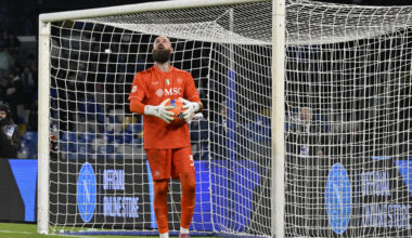 Napoli pääses 20 üritust nõudnud penaltiseeriast edasi, kangelaseks kerkis löönud ja tõrjunud kindamees