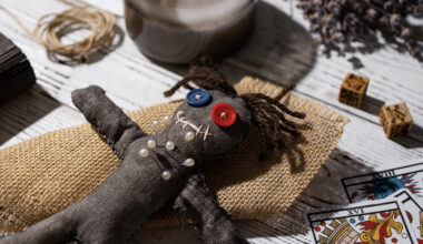 Siseinfo: Ukraina presidendi kantselei juhi kodust leiti voodoo-nukke ja muud musta maagia atribuutikat