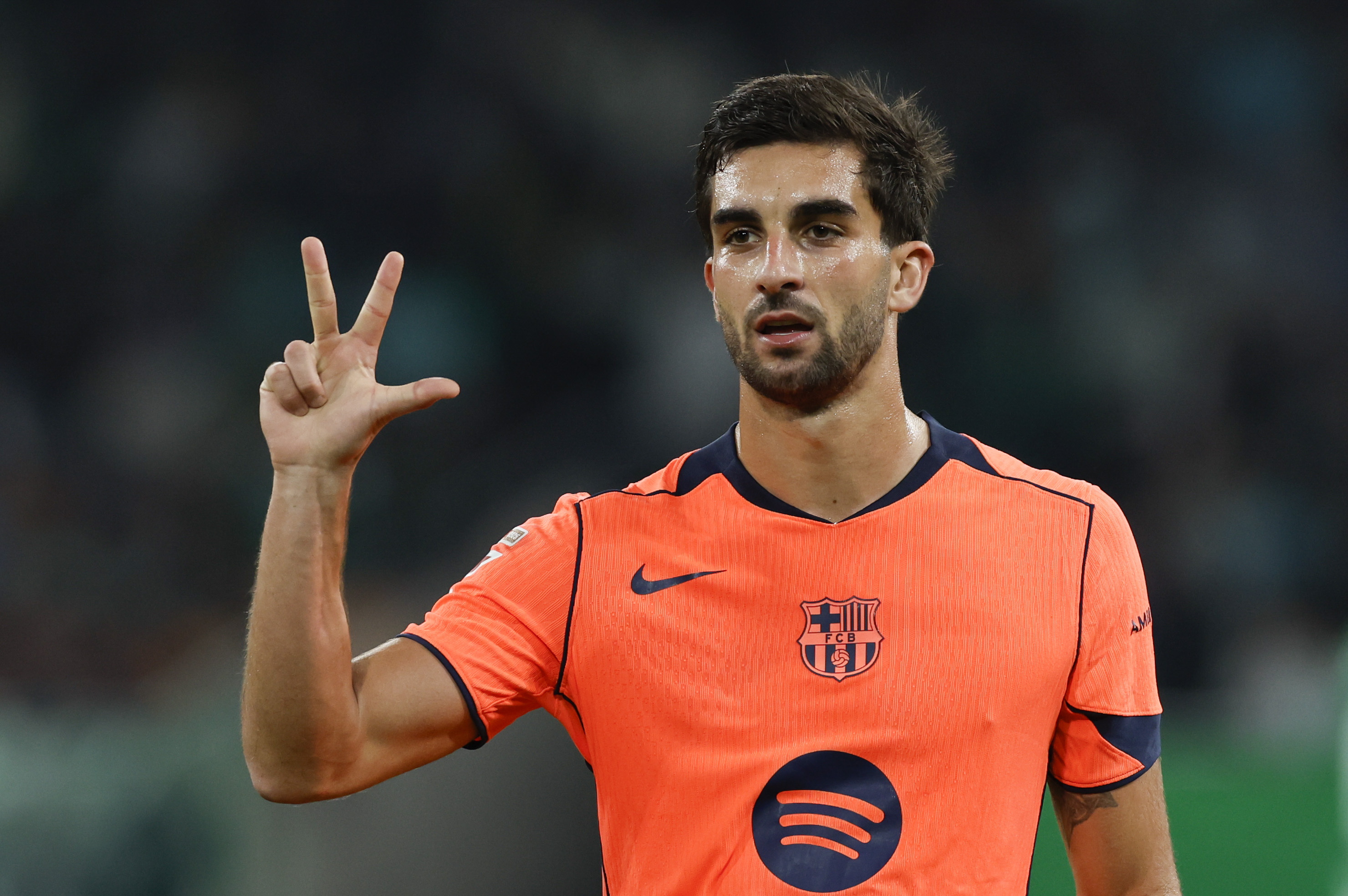 Ferran Torres näitamas, mitu väravat ta Real Betisile lõi. Foto: Scanpix / Julio Munoz / EPA