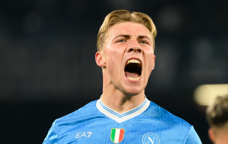 Höjlundi duubel tõstis Napoli tabeli tippu, Roma sai viienda kaotuse sama skooriga  (Taani pidu Itaalias!)