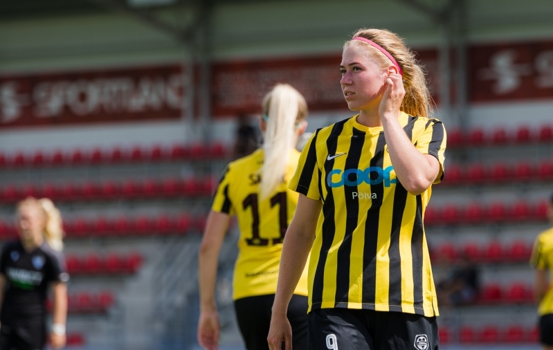 Anette Laureen Linnuste P&otilde;lva Lootose s&auml;rgis Meistriliiga m&auml;ngul. Foto: Katariina Peetson / jalgpall.ee