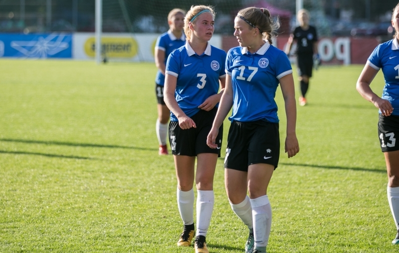Anette Laureen Linnuste (nr 3) 2018. aastal Eesti U17 koondist esindamas. Koos Eva-Maria Niiduga (nr 17), kes osutus hilisemas karjääris väga kasulikuks kontaktiks. Foto: Brit Maria Tael