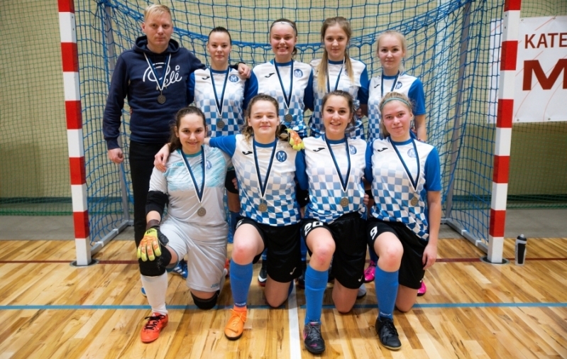 Saalijalgpallis on Anette Laureen Linnuste (alumises reas paremalt esimene) võitnud medaleid Põltsamaa Motiivi koosseisus. Foto: Eesti Jalgpalli Liit