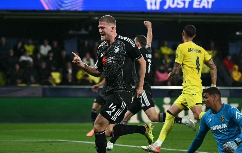 Andreas Cornelius uputas "Kollase allveelaeva" lõplikult. Foto: Scanpix / JOSE JORDAN / AFP