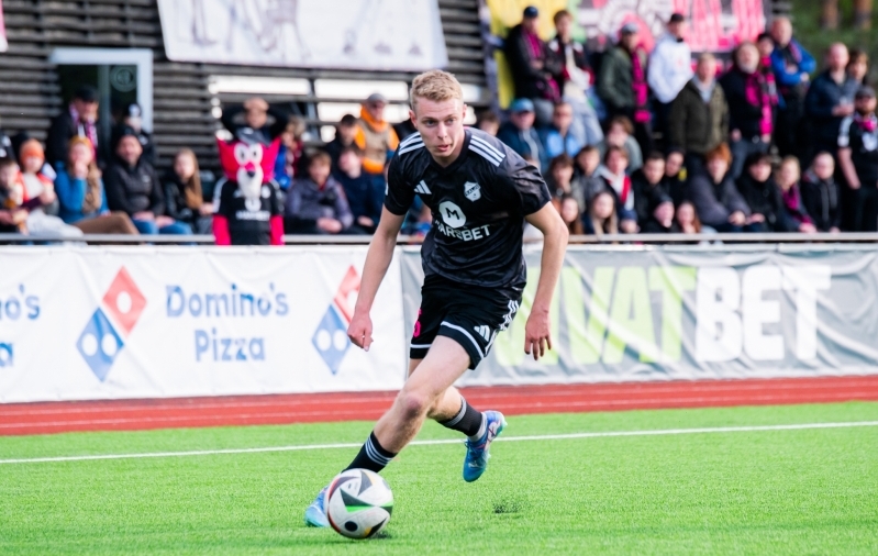 Kalju poolkaitsja Rommi Siht. Foto: Liisi Troska / jalgpall.ee