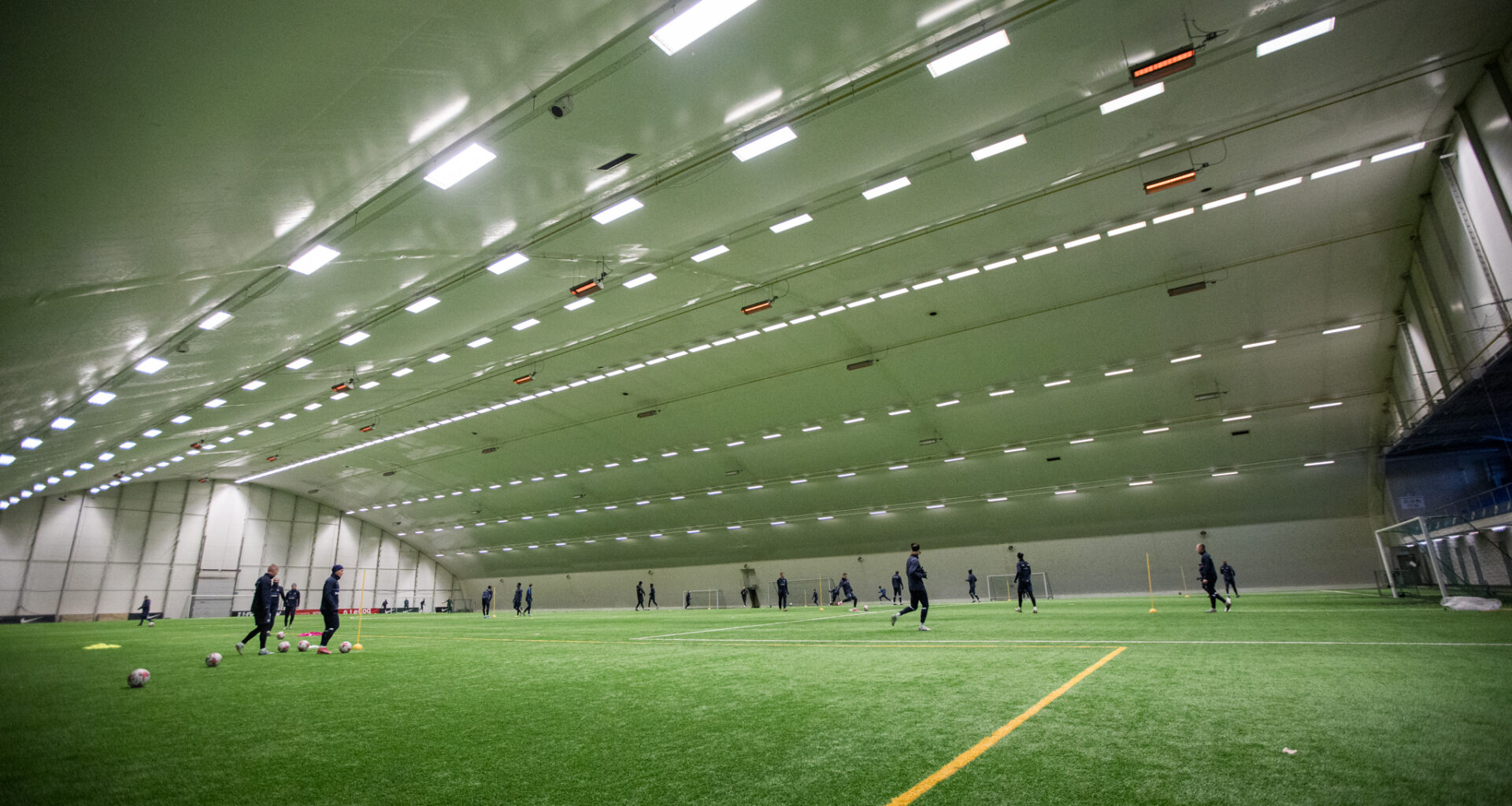 EJL-i jalgpallihall saab 12 aasta järel uue kunstmurukatte