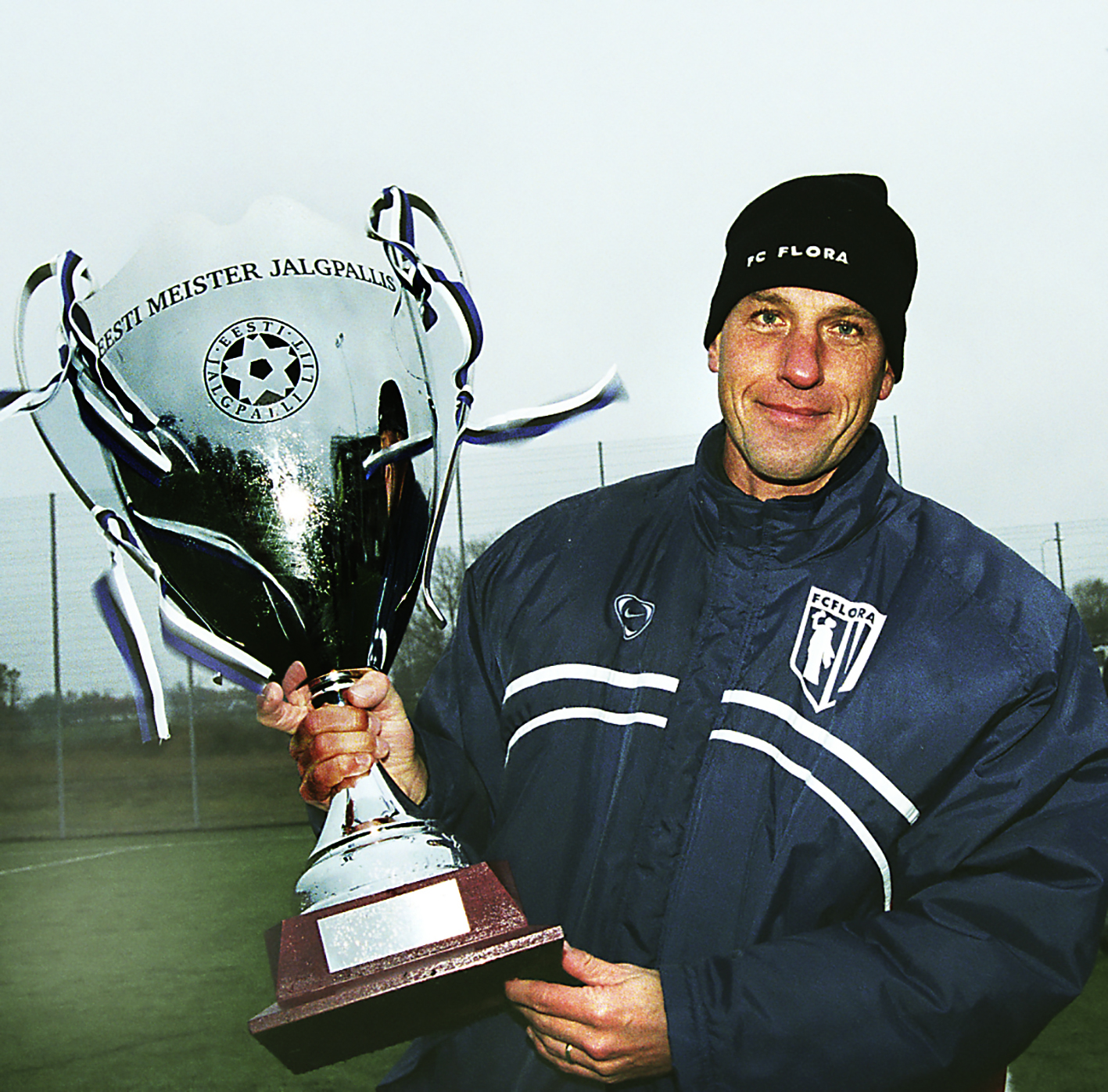 Edu saabus kiirelt – kolmel esimesel hooajal järjest viis Pijpers Flora Eesti meistriks. 2003. aastal võideti tiitel sealjuures ilma ühegi kaotuseta. Võidukarikas võeti vastu praegusel Sportland Arenal, mis toona kandis veel nime A. Le Coq MiniArena. Foto: Lembit Peegel