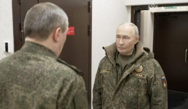 Putin oli taas sõjaväevormis: talle kanti ette kahe Ukraina linna vallutamisest