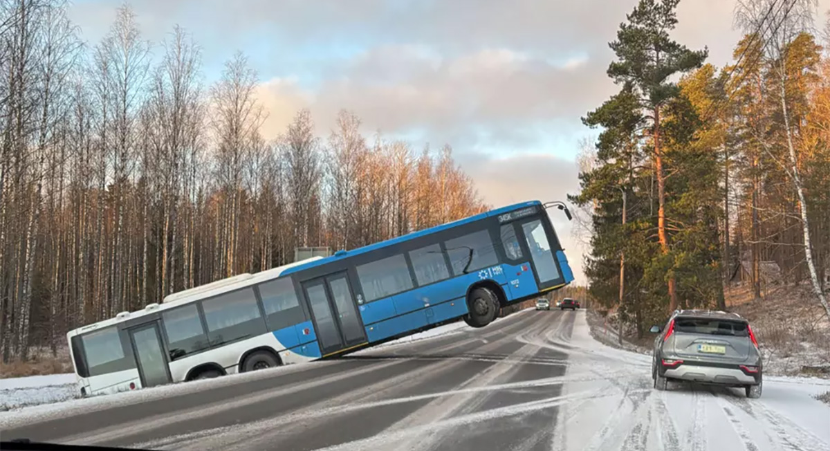 Soomes avanes erakordne vaatepilt: buss kraavis, juht õhus