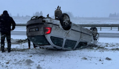 FOTO ⟩ Tallinna-Narva maanteel sõitis auto teelt välja ja rullus katusele
