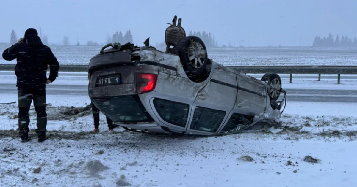 FOTO ⟩ Tallinna-Narva maanteel sõitis auto teelt välja ja rullus katusele