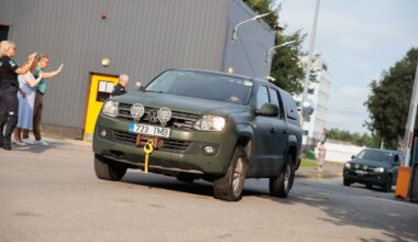 Lätlased saadavad roolijoodikute autod Ukrainasse. Miks Eesti sama ei tee?