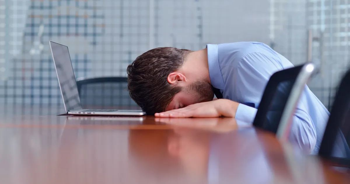 ELISA TEENINDUSE JUHT ⟩ Kuidas üks negatiivne töötaja suudab rivist välja lüüa kogu tiimi