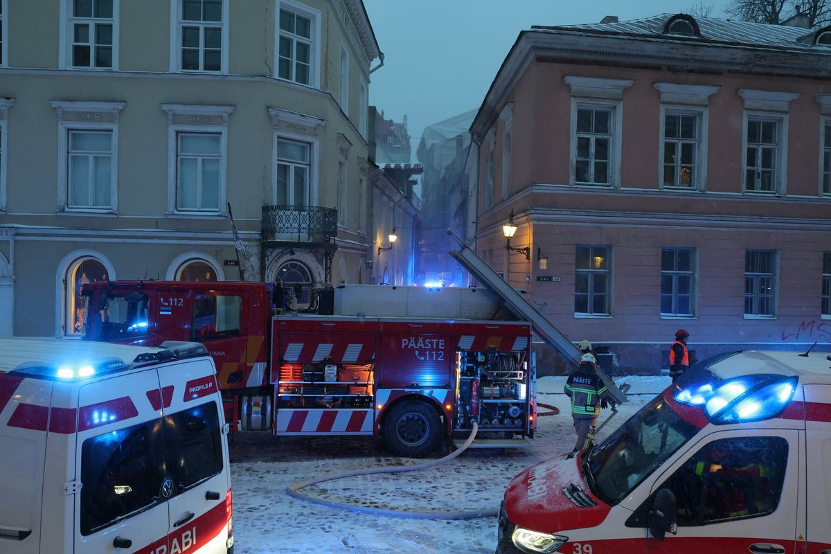 FOTOD | Tallinna vanalinnas põleb lahtise leegiga restorani katus