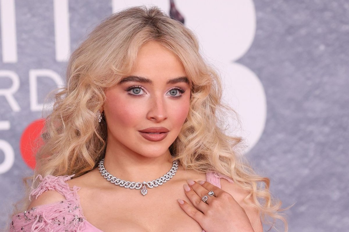 VIDEO | Popstaar Sabrina Carpenter hurjutas Valget Maja tema muusikapala kasutamise eest immigrandivastases videos. „See on õel ja vastik!“