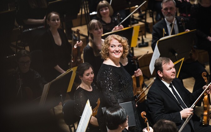 Üle pika aja Eestis esinev Aile Asszonyi: soolokontserdid on minu jaoks täiesti teisest maailmast | Muusika