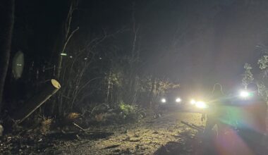 Lääne-Harju valla vabatahtlike öine A-rühm jahib tormimurdu kolme maasturi, piruka ja Husqvarnadega